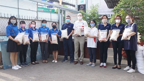 VinaCapital Foundation quyên góp 5 tấn gạo hỗ trợ 1,000 hộ gia đình khó khăn chịu ảnh hưởng bởi COVID-19 tại TPHCM