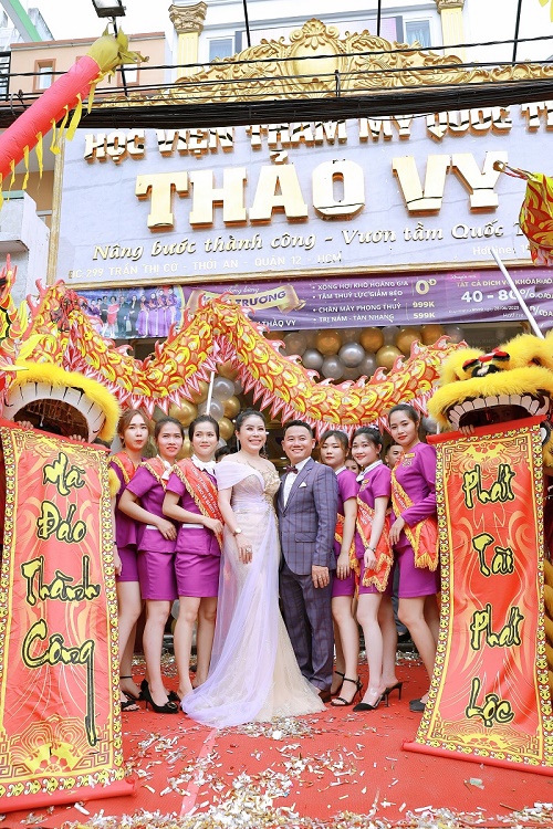 Khách hàng nô nức xếp hàng dài săn ưu đãi tại sự kiện khai trương chi nhánh mới của hệ thống Thẩm Mỹ Viện Thảo Vy