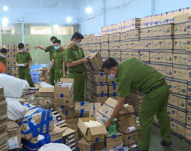 Phá đường dây sản xuất, buôn bán găng tay y tế giả ở TP Hồ Chí Minh