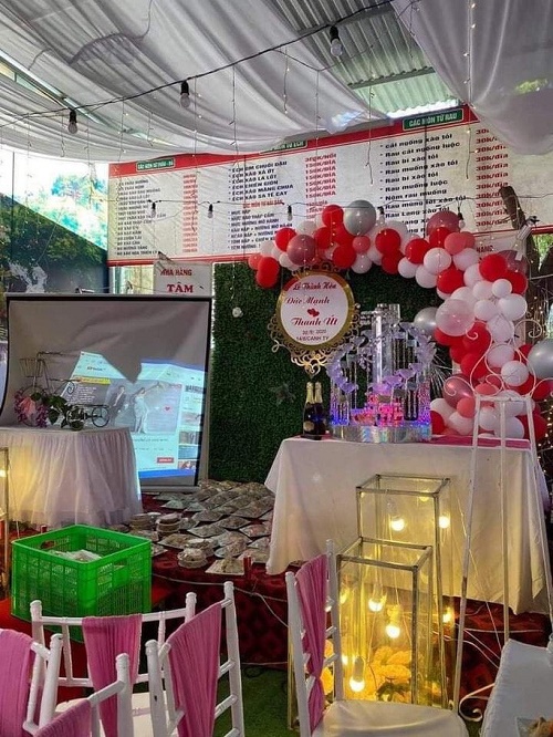 Công an đưa nữ khách hàng trong vụ