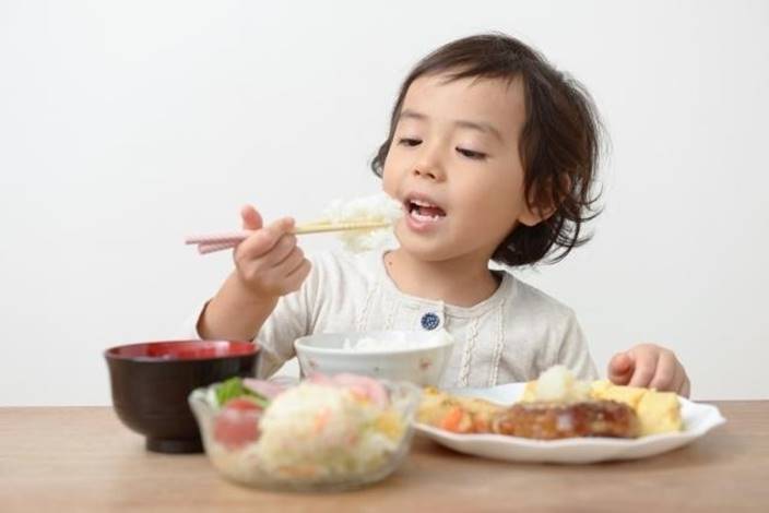 Vì sao trẻ ăn nhiều mà không tăng cân?