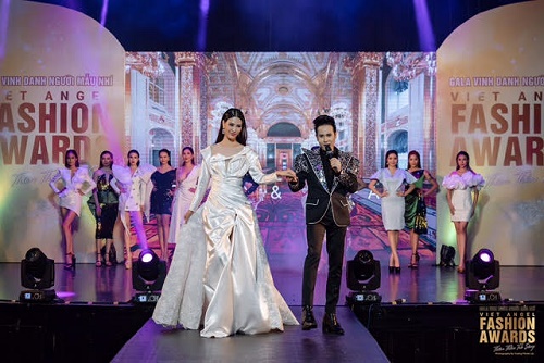 Ca sĩ Nguyên Vũ trình diễn với trang phục lạ mắt của NTK Ngô Quang Phong