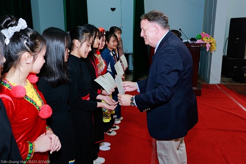 Nữ sinh dân tộc thiểu số có thêm nhiều kiến thức qua dự án CLB nữ sinh “Hoa bản làng”