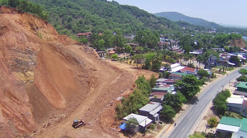 Xử lý sạt lở đồi lại gây... sạt lở!