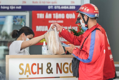 Cận cảnh quán ăn, cà phê đồng loạt treo biển “chỉ bán hàng mang về”