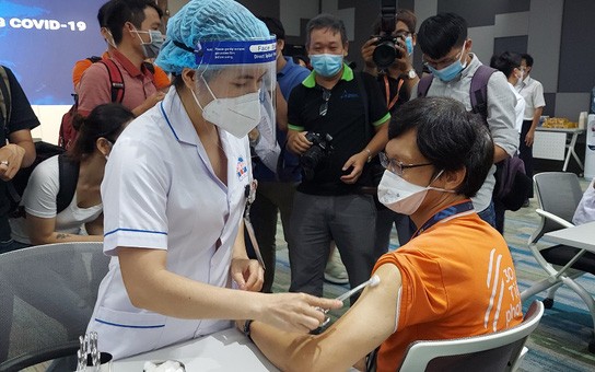 Những nhân viên đầu tiên tại khu công nghệ cao TP HCM được tiêm vắc-xin Covid-19