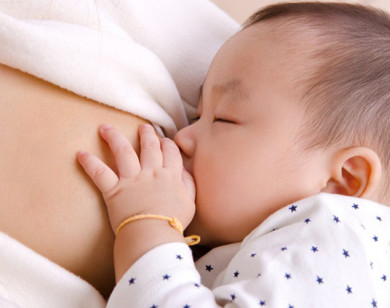 Bú mẹ hoàn toàn vô cùng quan trọng với trẻ trong 6 tháng đầu