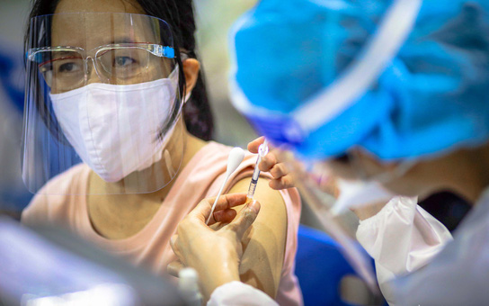 Sau tiêm vắc-xin ngừa Covid-19, có 1 trong 8 dấu hiệu cần liên hệ y tế khẩn