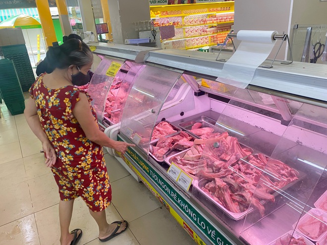 Vì sao thịt heo vẫn bán giá 