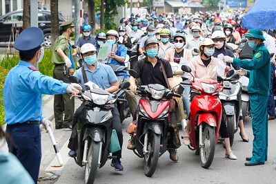 Cảnh báo nguy cơ lây lan dịch Covid-19 tại các chốt kiểm soát giấy đi đường
