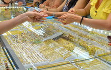 Giá vàng hôm nay 9-8: Nhà đầu tư ồ ạt bán tháo, giá vàng