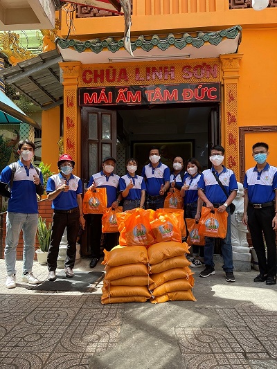 QUỸ TỪ THIỆN KIM OANH TẶNG GẠO, THỰC PHẨM CHO TRẺ MỒ CÔI VÀ SINH VIÊN XA QUÊ