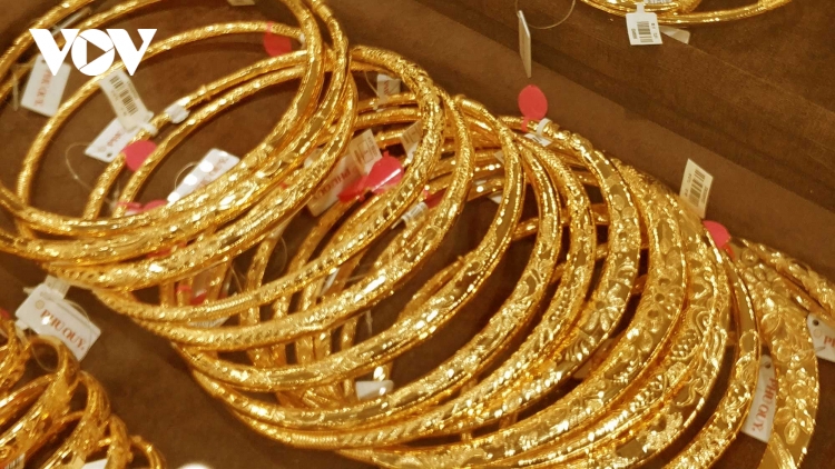 Giá vàng trong nước đứng im, giá thế giới suy giảm