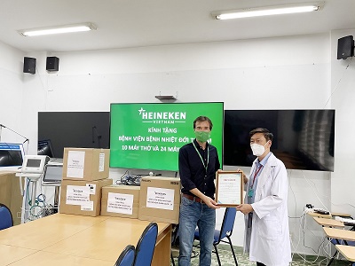 HEINEKEN Việt Nam ủng hộ 10 máy thở và 24 máy theo dõi bệnh nhân cho BV Bệnh Nhiệt đới Tp.HCM