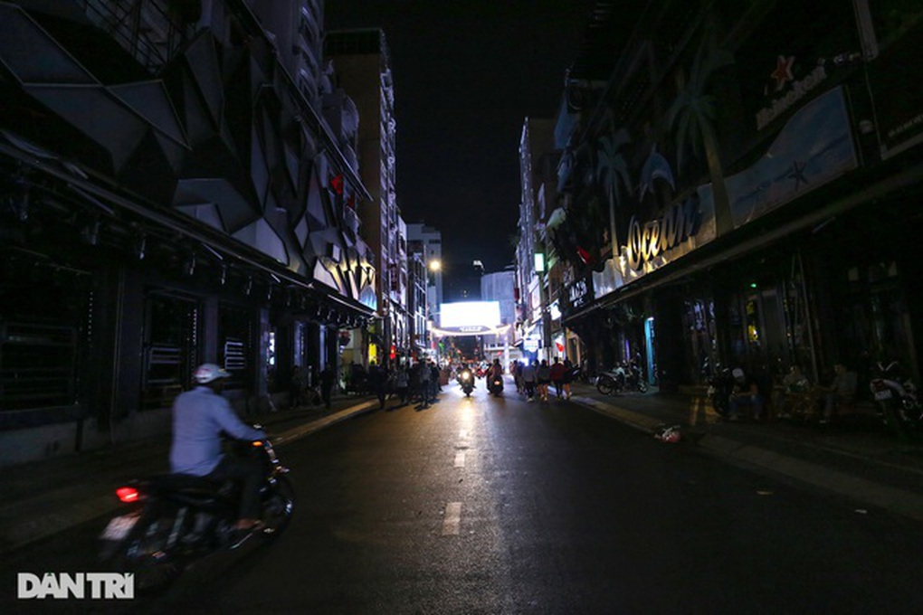 Hàng quán ở TPHCM cửa đóng then cài, kêu khó với quy định