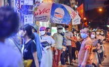 Rồng rắn xếp hàng mua bánh trung thu trong ngày nới lỏng giãn cách