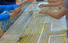 Giá vàng hôm nay 5-10: Vọt lên khi cổ phiếu quốc tế “đỏ” sàn