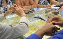 Giá vàng hôm nay 13-10: Vọt lên trước sự suy yếu của chứng khoán quốc tế