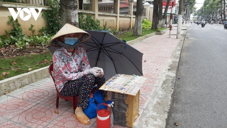 Người bán vé số vui mừng được kinh doanh trở lại