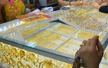 Giá vàng hôm nay 30-10: Giảm mạnh, USD đảo chiều tăng giá