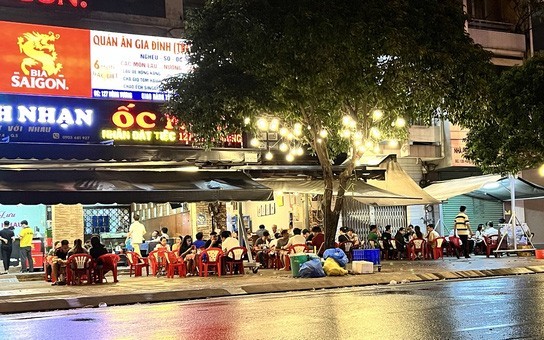 TP HCM: Nhiều quán che chắn, 