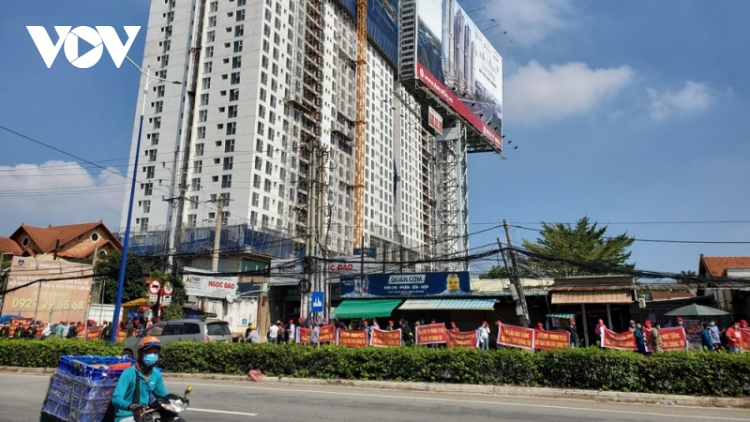 Hàng trăm khách hàng Dự án Roxana Plaza căng băng rôn đòi bàn giao căn hộ