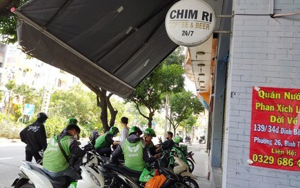 Hàng quán mặt tiền ở TP HCM đua nhau trả mặt bằng