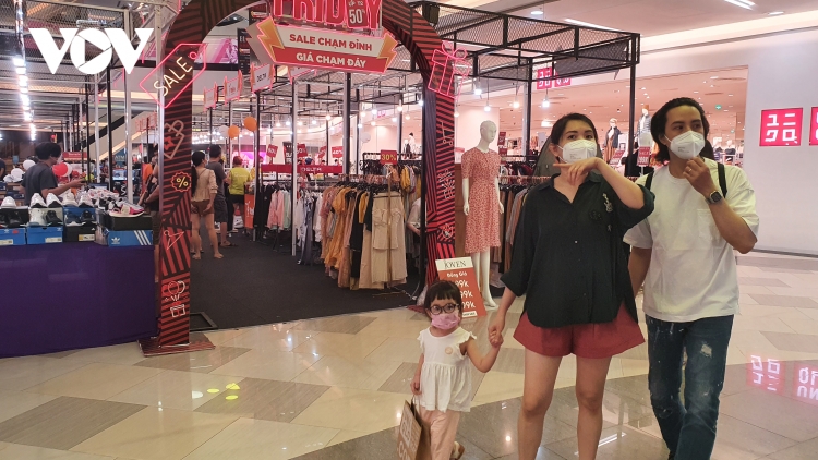 Giới trẻ TP.HCM hào hứng mua sắm dịp Black Friday