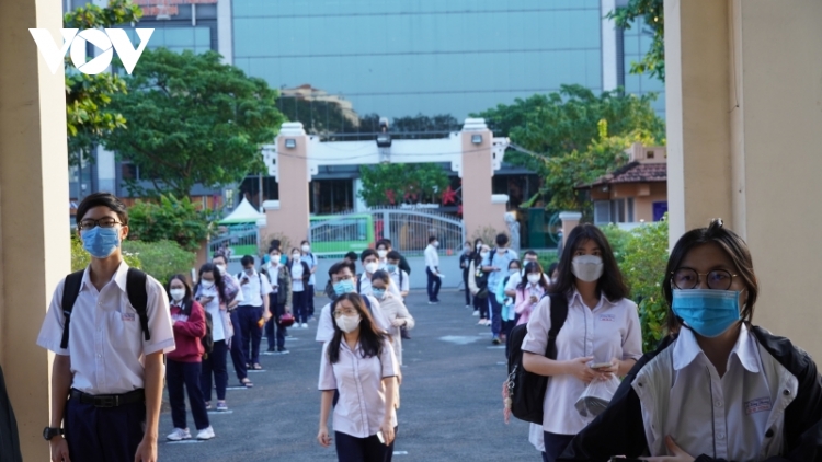 Học sinh lớp 9 và 12 ở TP.HCM trở lại trường trong điều kiện siết chặt phòng dịch