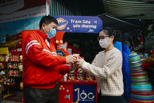 Người Hà Nội thêm ấm lòng trong mùa giá rét với hơn 30.000 ly sữa sô-cô-la lúa mạch ấm nóng từ Ovaltine