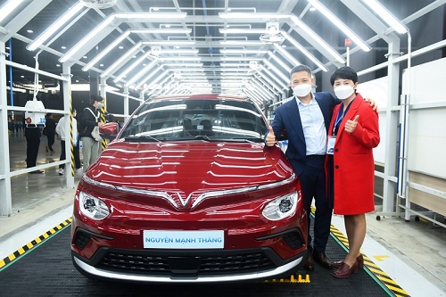 VINFAST BÀN GIAO LÔ XE Ô TÔ ĐIỆN VF e34 ĐẦU TIÊN CHO KHÁCH HÀNG