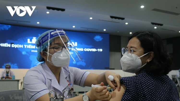 Bộ Y tế sẽ tiêm xong mũi thứ 3 trong quý I/2022, Hà Nội nỗ lực giảm tử vong do COVID-19