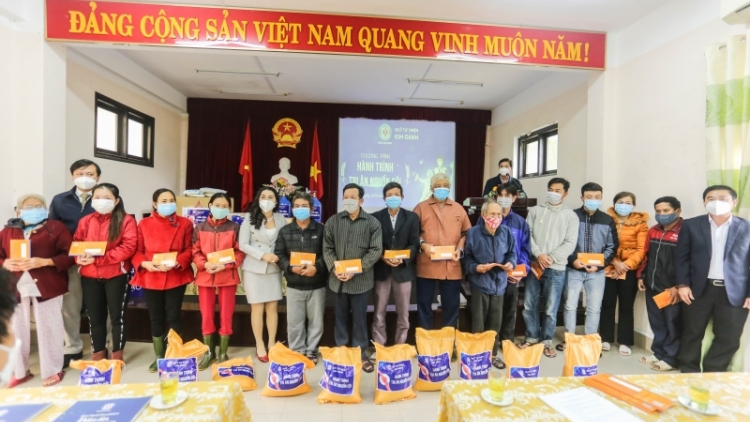 Quỹ từ thiện Kim Oanh dành gần 4 tỷ đồng hỗ trợ y tế và lương thực cho tỉnh Thừa Thiên Huế