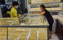 Giá vàng hôm nay 4-1: Lao xuống trước sức ép của USD