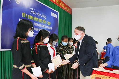 TRAO TẶNG 120 HỌC BỔNG CHO HỌC SINH DÂN TỘC THIỂU SỐ TẠI TỈNH ĐẮK LẮK