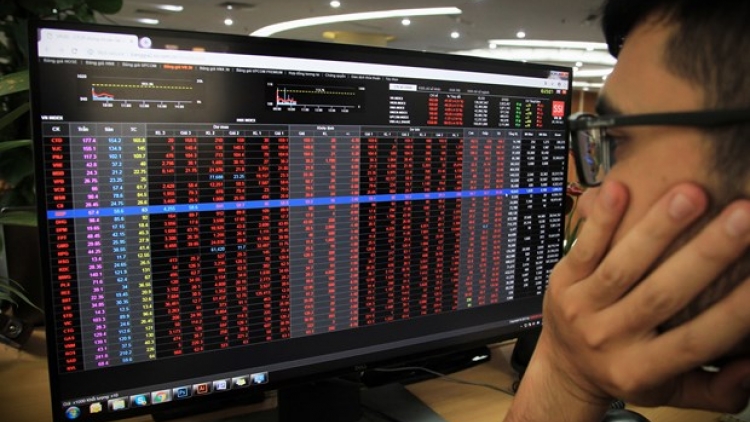 Nhà đầu tư nên hạ dần tỷ trọng cổ phiếu về mức cân bằng và hạn chế mua mới