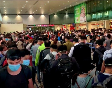 Người dân ùn ùn về quê ăn tết, sân bay Tân Sơn Nhất “kẹt cứng”