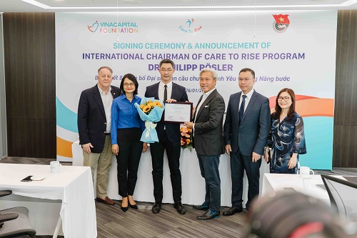 TIẾN SĨ PHILIPP RÖSLER TRỞ THÀNH ĐẠI SỨ TOÀN CẦU CHƯƠNG TRÌNH “YÊU THƯƠNG NÂNG BƯỚC” - HỖ TRỢ TRẺ MỒ CÔI HẬU COVID-19