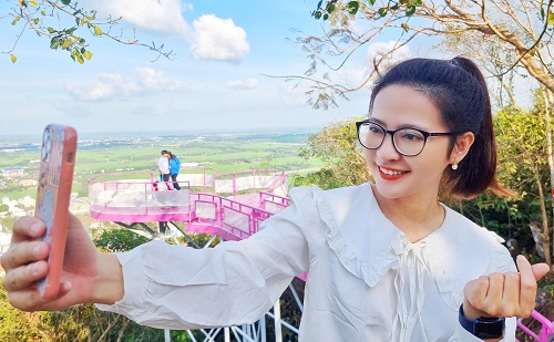 “Con đường tình yêu” cho giới trẻ trên Cáp treo Núi Sam