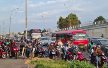 Du khách rời Đà Lạt, Đồng Nai ùn tắc ở cầu vượt Dầu Giây