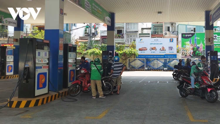 TP.HCM lập biên bản nhắc nhở cửa hàng xăng dầu khống chế lượng bán