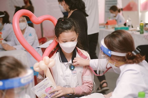 Chương trình “Yêu thương Nâng bước” khám sàng lọc miễn phí cho trẻ bị ảnh hưởng do dịch Covid-19