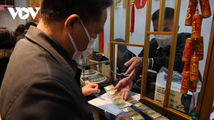 Giá vàng SJC và vàng thế giới tiếp tục lao dốc trong phiên giao dịch cuối tuần