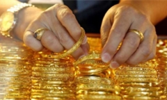 Vàng thế giới giảm giá mạnh khi kỳ vọng về việc tăng lãi suất của Mỹ ngày càng lớn, nhưng giá vàng trong nước giảm không đáng kể, hiện vẫn trên 70 tri