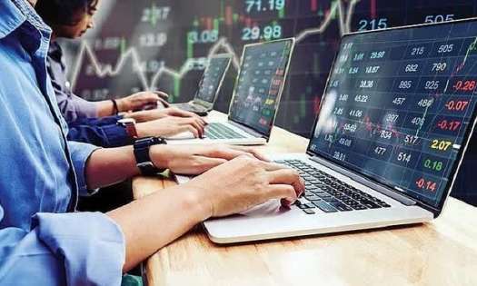 Chứng khoán rơi vào 'bão lửa': Nhà đầu tư nên làm gì?