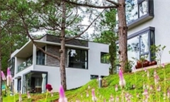 Homestay ven Hà Nội cháy phòng, dân thuê đồ cắm trại giữa trời