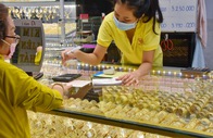 Giá vàng hôm nay 17-5: Giảm sâu rồi tăng trở lại khi đồng USD suy yếu