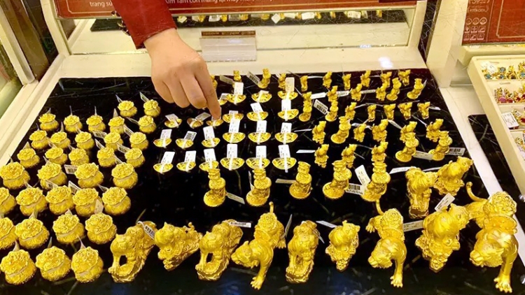 Chứng khoán gãy, tiền ảo đổ, dân đầu tư vàng lo sợ