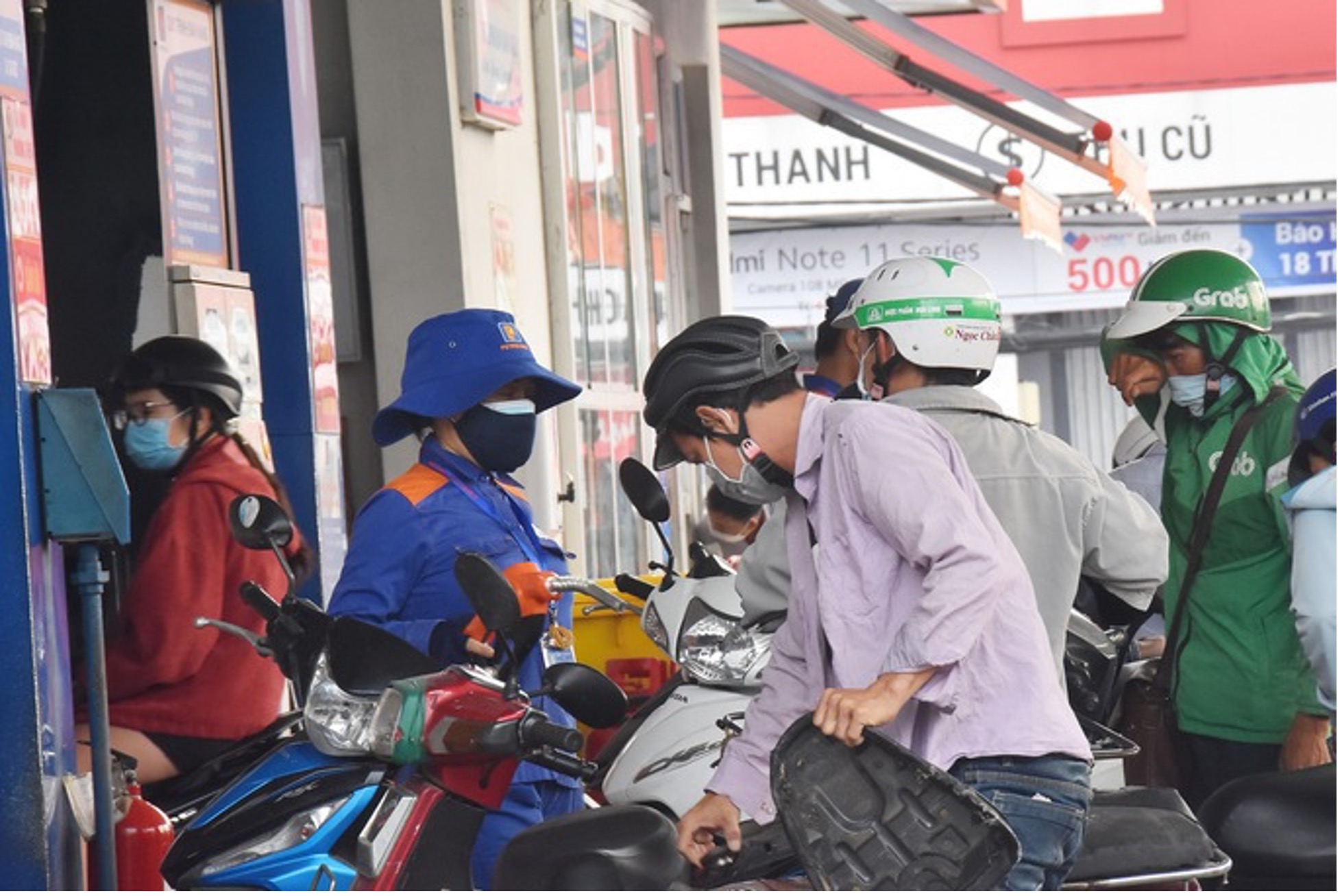 Giá xăng dự báo tiếp tục giảm mạnh vào ngày 21-7