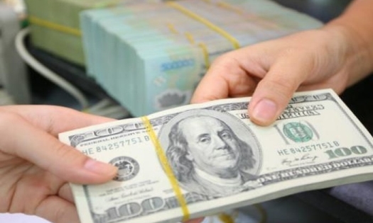 Giá USD ngân hàng tăng kịch trần, thị trường tự do vượt 25.100 đồng